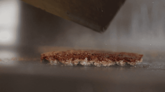 뜨거운 그릴 위에서 지글거리는 버거 패티