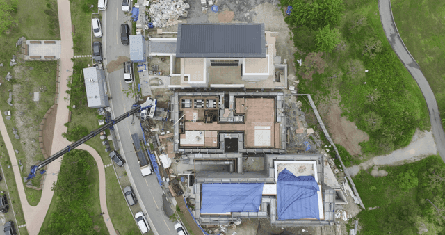 주변 녹지가 있는 건설 현장