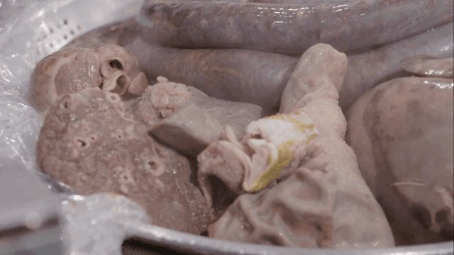 그릇에 담긴 김이 나는 순대