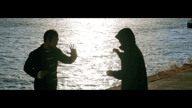 강가에서 무술을 연습하는 두 사람