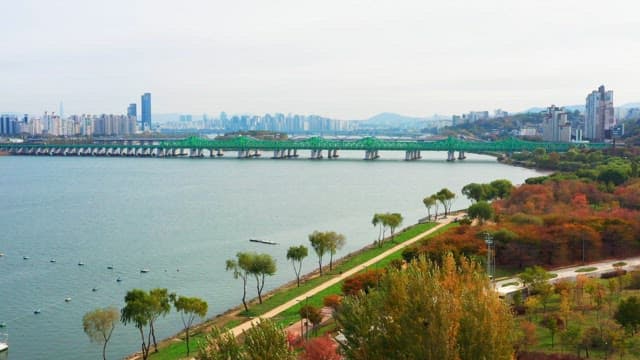 강과 다리가 있는 도시 풍경