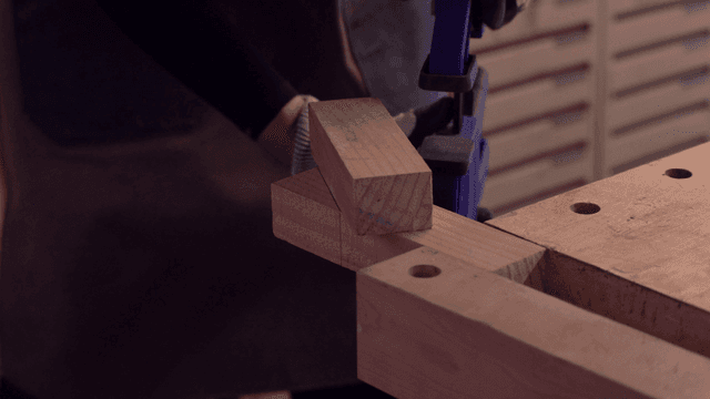 정밀 도구로 실내에서 목공 작업