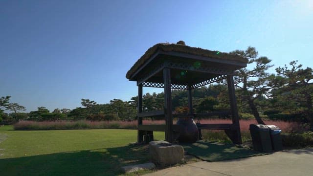 평화로운 공원의 전통 정자