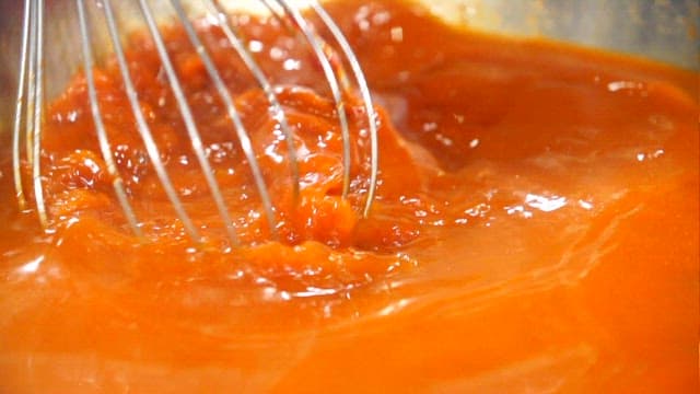 거품기로 대야에서 고추장과 물 섞기