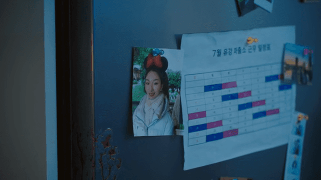 사진과 일정표가 붙은 냉장고