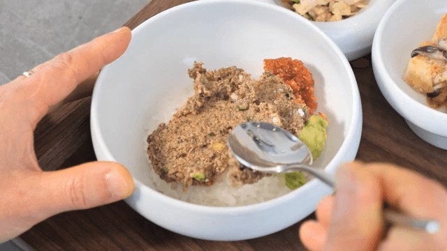 밥그릇에 재료를 섞는 모습