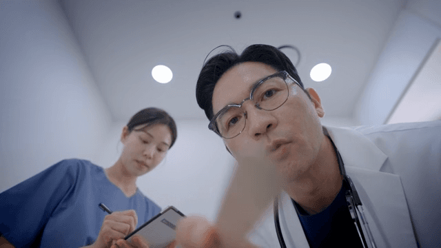 의사에게 진찰을 받고 있는 환자의 시점