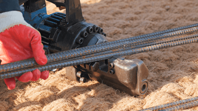 Rebar cutting with a hydraulic tool
