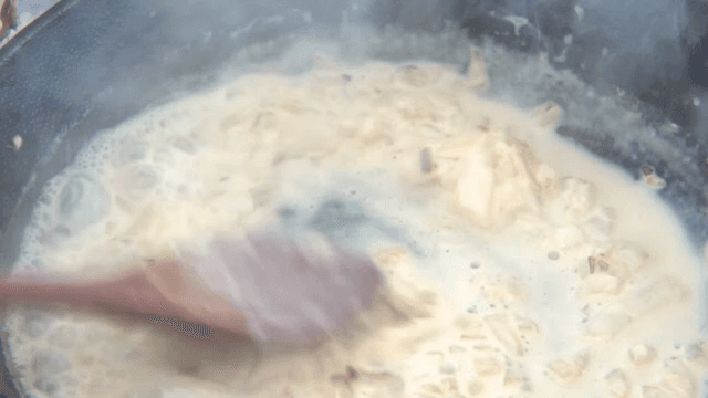 팬에서 저어지는 크림 소스