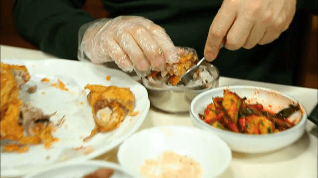 실내에서 밥과 함께 치킨을 먹는 모습