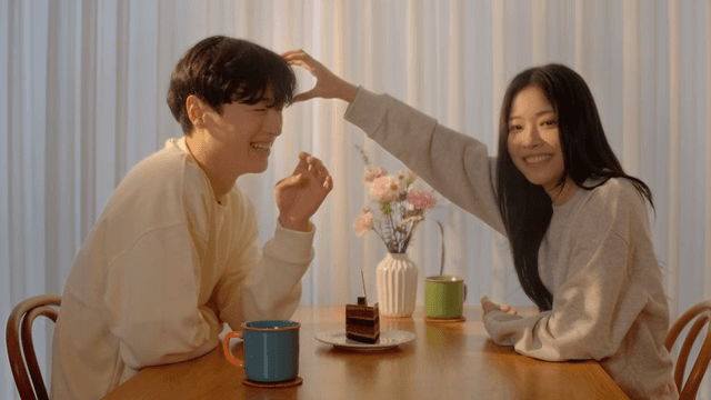 식탁에서 그림자 놀이하는 커플