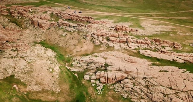 드문드문 녹지가 있는 바위 풍경