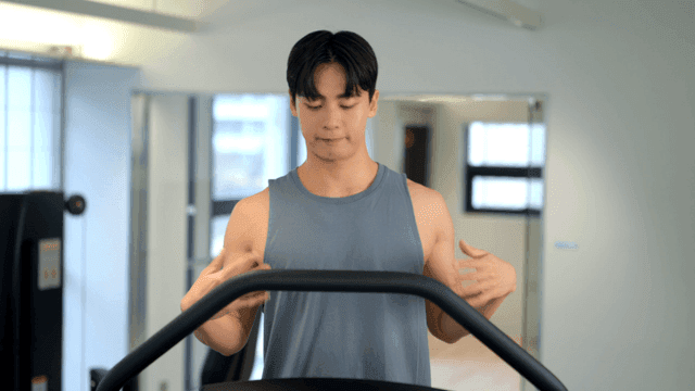 헬스장에서 러닝머신을 걷는 남자