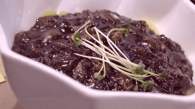 흰 그릇에 담긴 짜장면