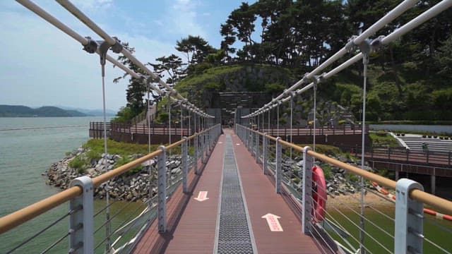 수변 경관을 따라 이어진 평화로운 산책로