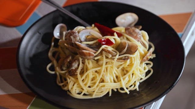 바지락 파스타에 올라가는 익힌 문어