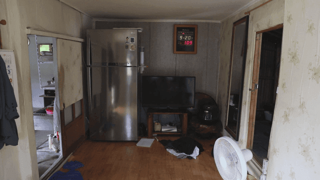 가정용품이 있는 단순한 거실