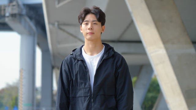 야외에서 자신감 있게 서 있는 젊은 남성