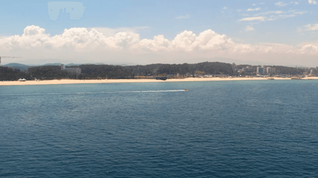 멀리 보트가 보이는 고요한 해변