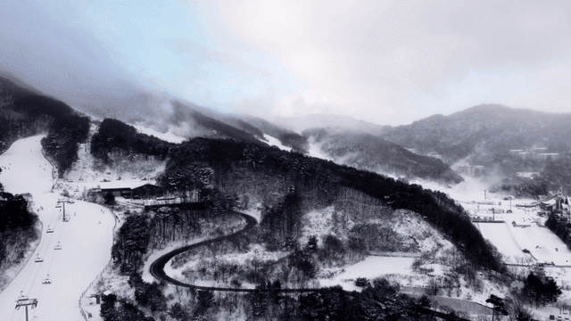 산속의 눈 덮인 스키 리조트