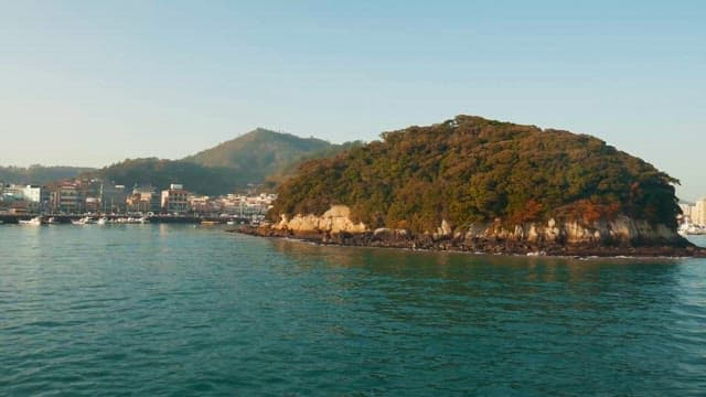 푸르른 섬 옆 해안 마을