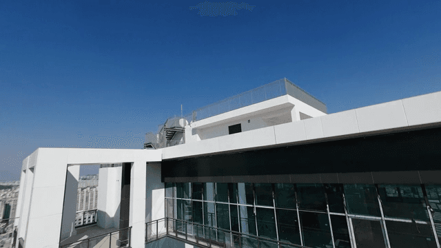 높은 건물이 있는 현대 도시 풍경