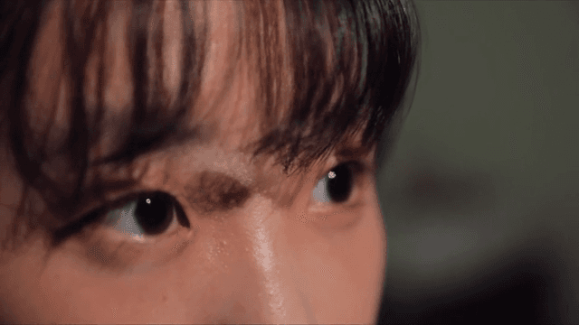 어딘가를 빤히 응시하고 있는 여성