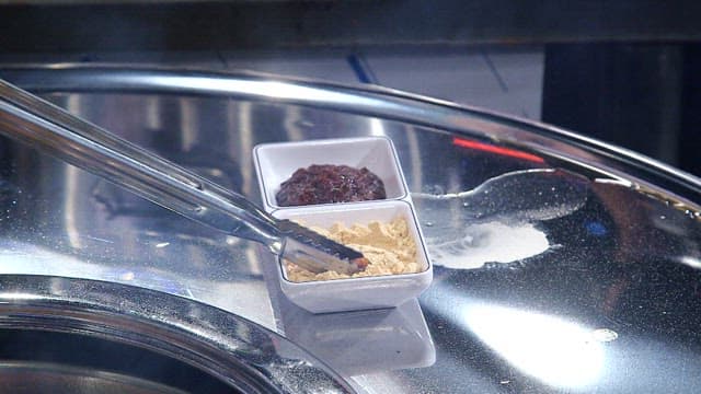 콩가루에 찍은 돼지껍데기