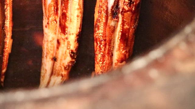 항아리에서 구워지고 있는 장어