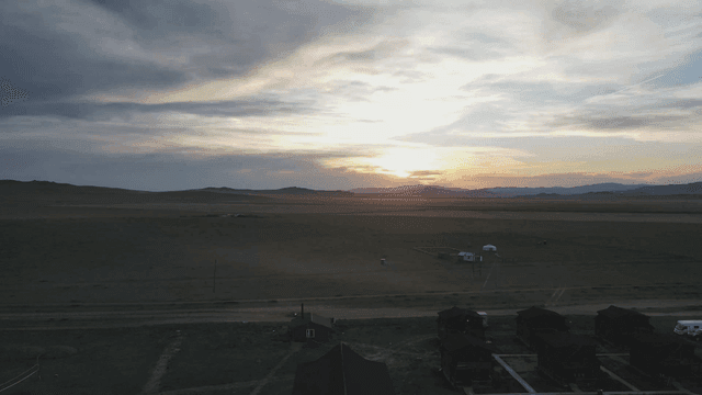 유르트가 있는 시골 풍경의 일몰