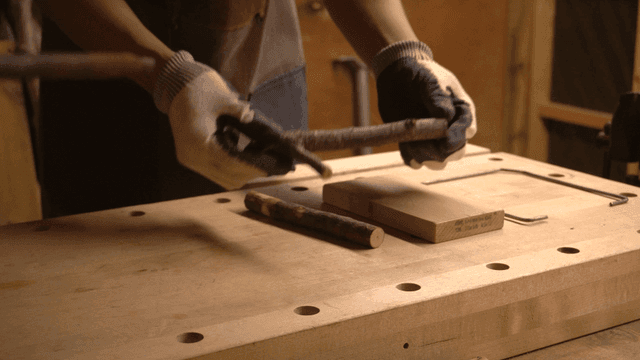 작업장에서 목공 재료들을 정렬하는 목공예가