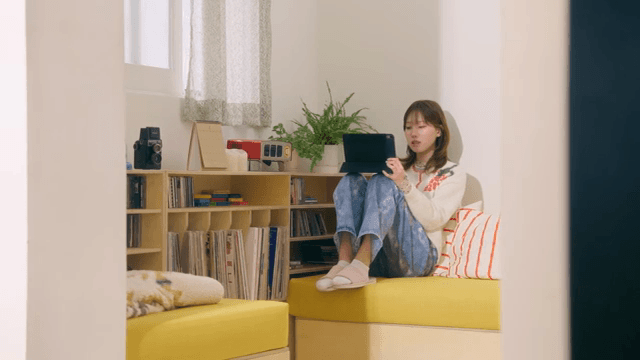 아늑한 방에서 태블릿을 사용하는 여성