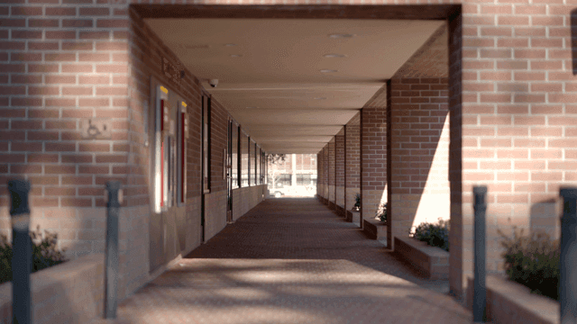 오후의 조용한 야외 벽돌 복도