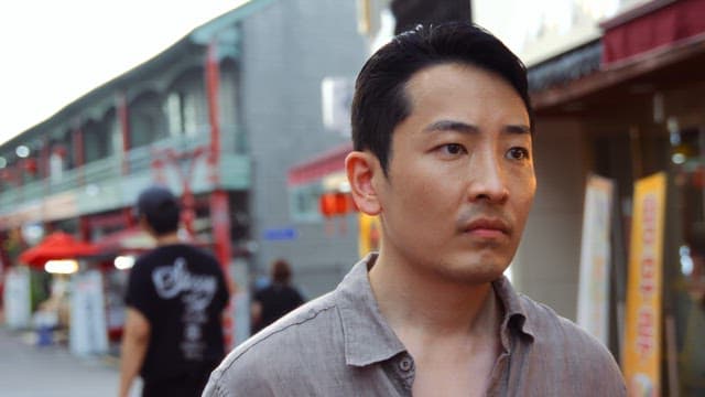 번화한 거리 시장을 걷는 남자