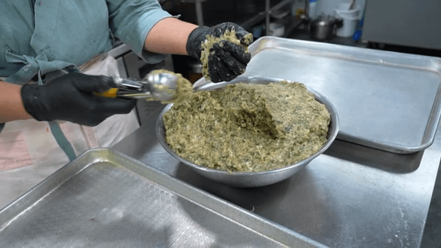 스쿱으로 모양을 내는 만두 속 재료