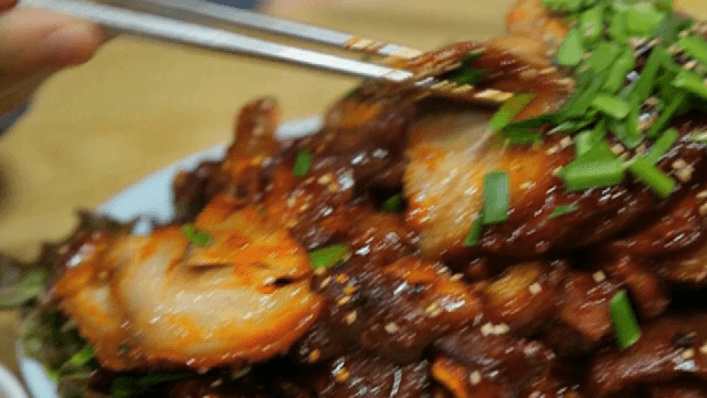 젓가락으로 집는 양념족발