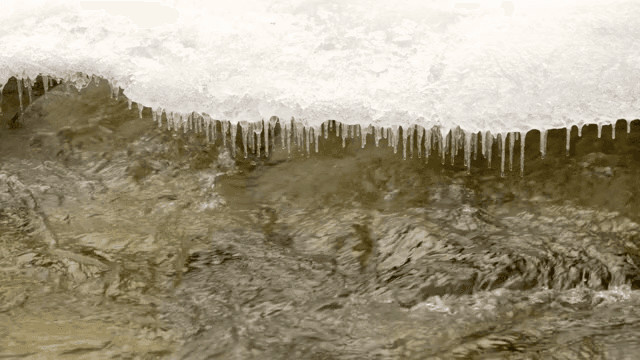 흐르는 강 위에 매달린 고드름