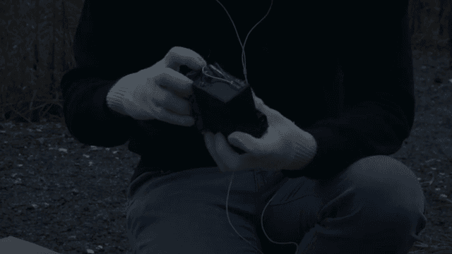 야외에서 장치를 조립하는 사람