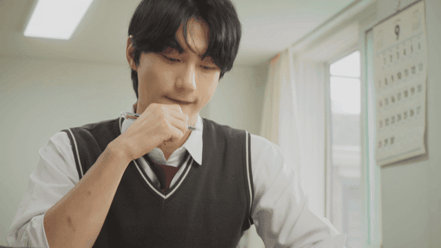 실내에서 열심히 공부하는 학생