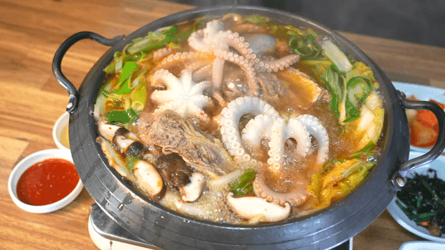 Hearty live octopus hot pot with lid that opens