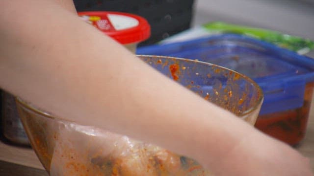접시에 플레이팅되는 잘 버무려진 신선한 파 무침