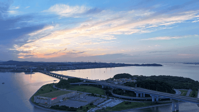 해안 다리 위로 평화로운 일몰