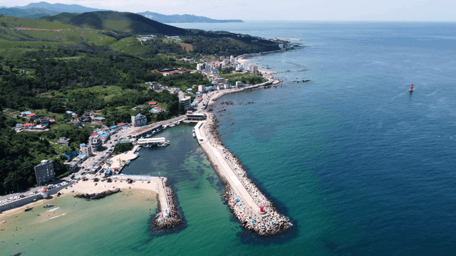 경치 좋은 부두와 바다가 있는 해안 마을