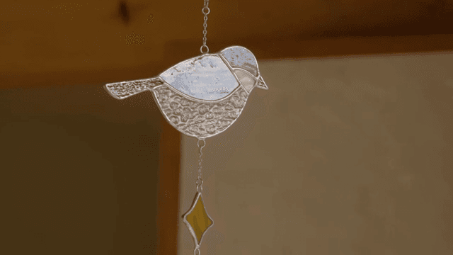 실내에 걸린 장식용 유리 새