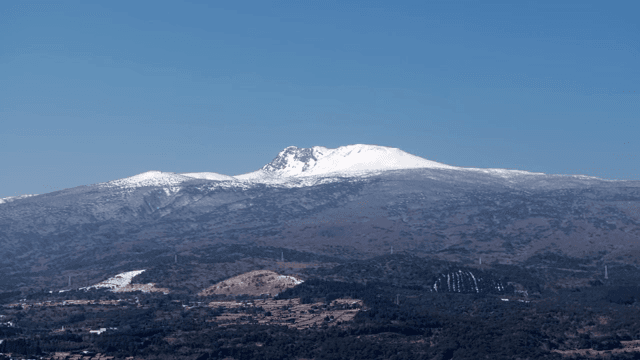 맑은 하늘 아래 눈 덮인 한라산