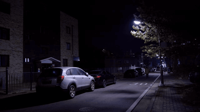 주차된 차들과 함께한 조용한 밤 거리