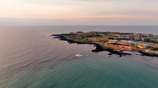 해질녘 건물이 있는 해안 풍경