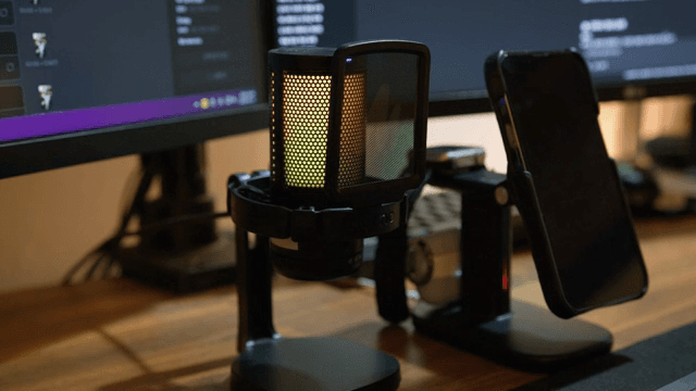 책상 위의 마이크와 스마트폰