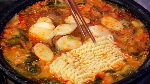 떡과 라면을 넣은 곱창전골