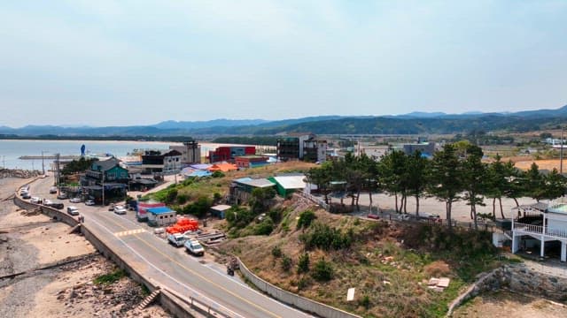 다채로운 건물이 있는 해안 마을